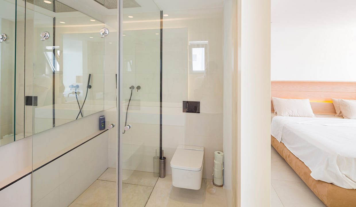 Bathroom1 2 bedroom apartment for rent in Puerto Banus, beachside, sea views, Marbella, Costa del Sol