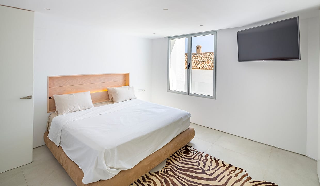 Bedroom 2 bedroom apartment for rent in Puerto Banus, beachside, sea views, Marbella, Costa del Sol