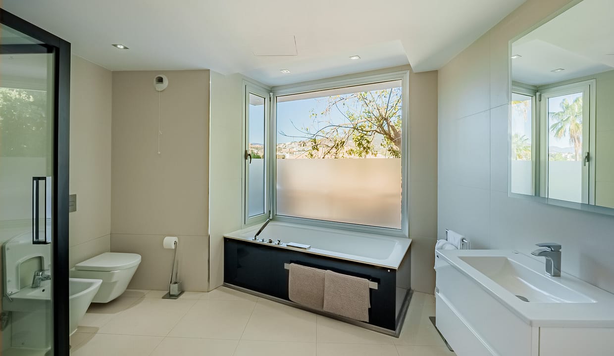 elegant bathroom in a modern Villa for sale in Nueva Andalucia, Marbella - Jacques Olivier Marbella