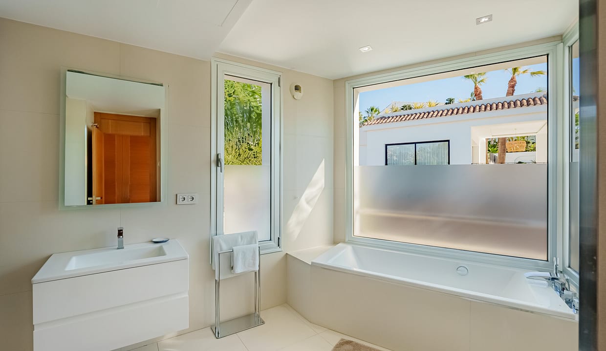 perfect bathroom space - Villa for sale in Nueva Andalucia, Marbella - Jacques Olivier Marbella