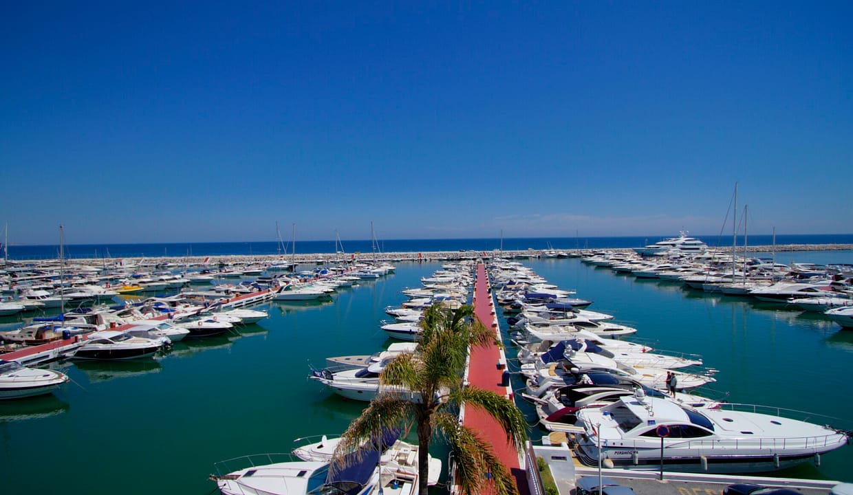 First Line Luxury Holiday Apartment in Puerto Banus