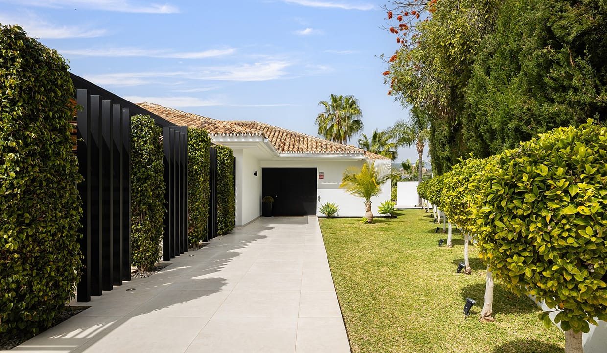 alley way - Luxury 5 Bedroom Villa in Los Naranjos, Nueva Andalucia