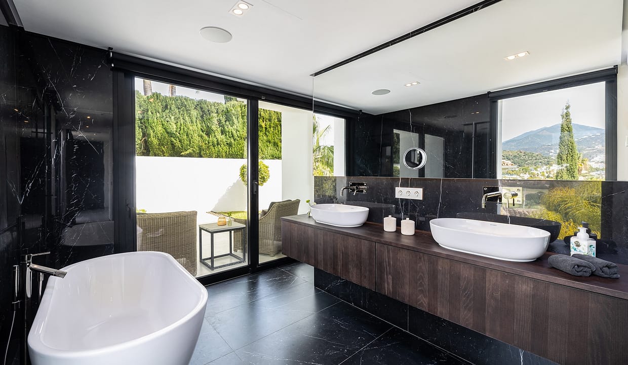 bathroom - Luxury 5 Bedroom Villa in Los Naranjos, Nueva Andalucia