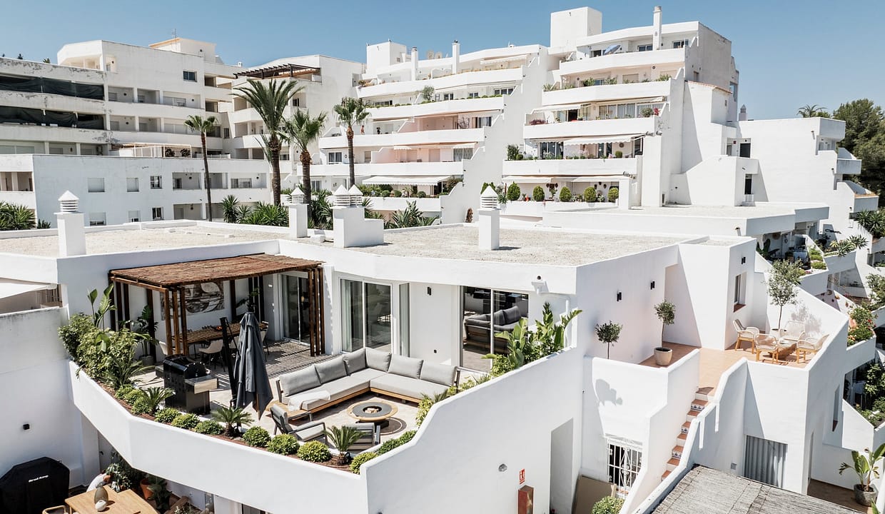 3 bedroom Apartment for sale in Nueva Andalucia, Andalucia