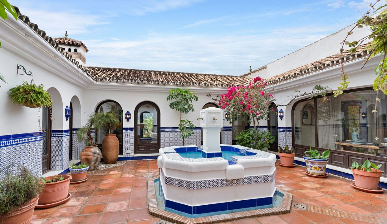 6 Bedroom Detached Villa For Sale in Istán, Costa del Sol_15